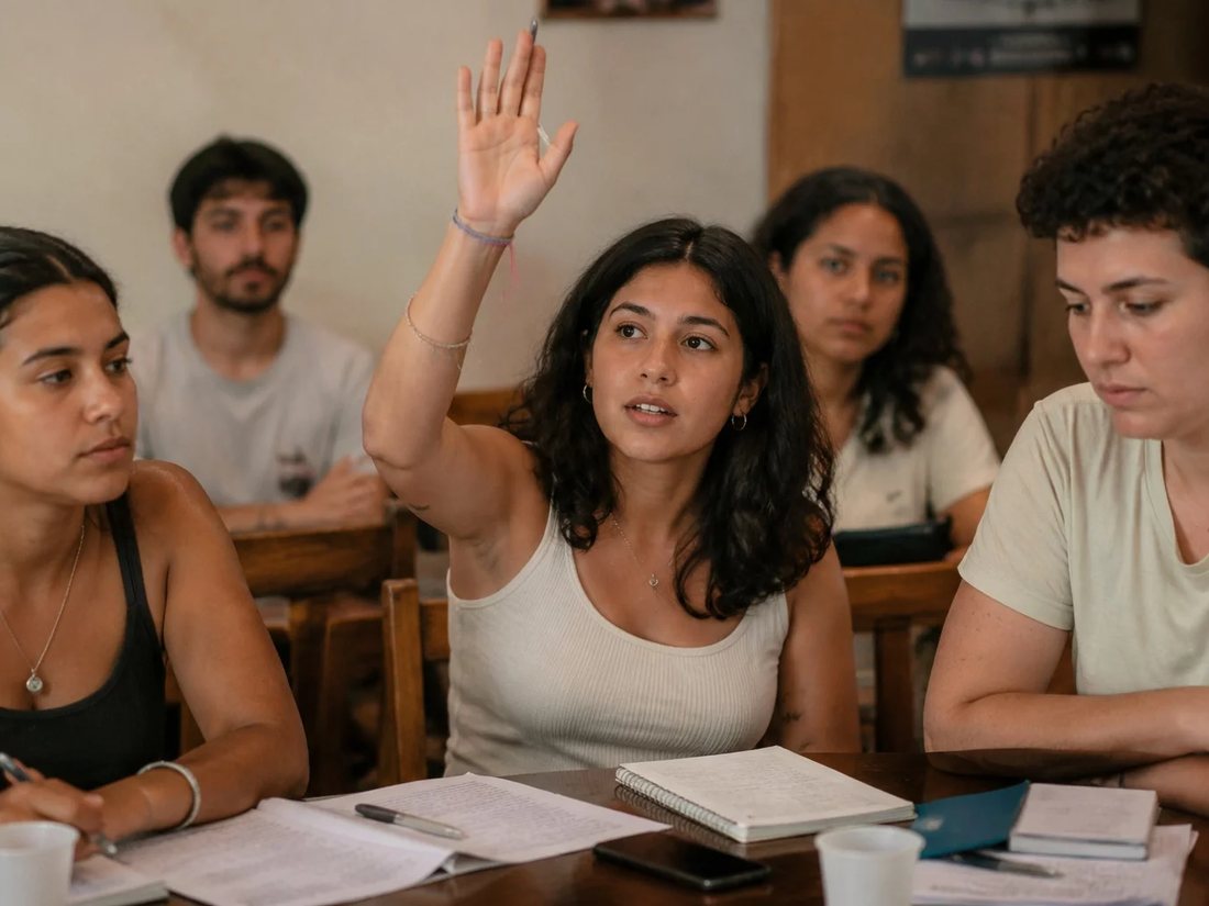 Mesa vista de cima com um diagrama de lógica traçado a lápis numa folha grande